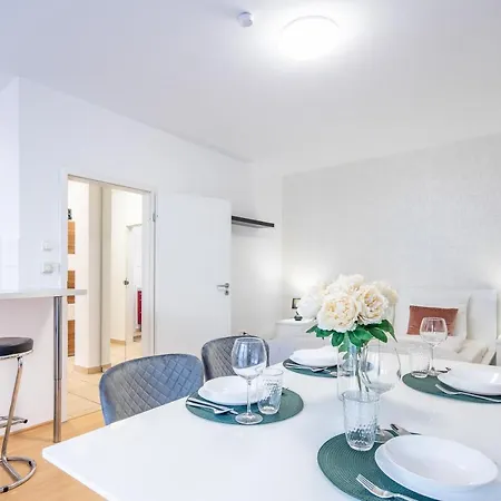 Two Bedrooms With Free Garage In The Downtown *