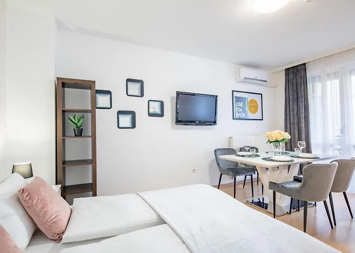Two Bedrooms With Free Garage In The Downtown *