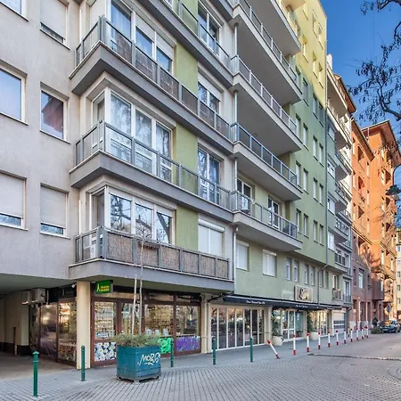 Two Bedrooms With Free Garage In The Downtown *