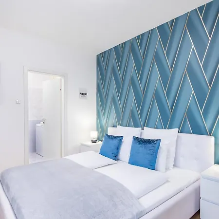 Two Bedrooms With Free Garage In The Downtown Apartment *