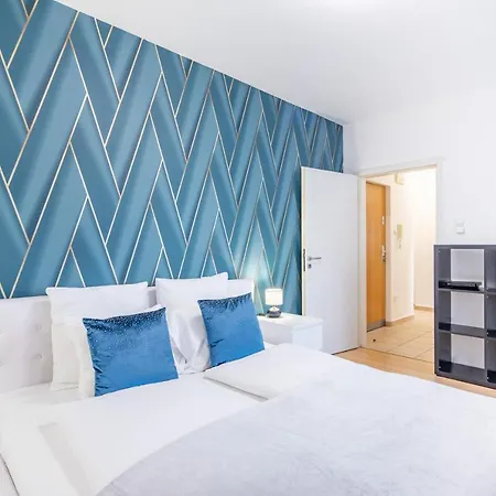 Two Bedrooms With Free Garage In The Downtown Apartment *