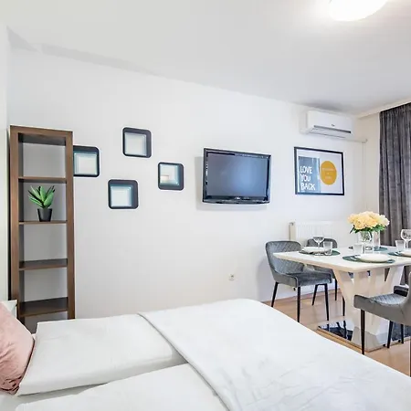 Two Bedrooms With Free Garage In The Downtown *
